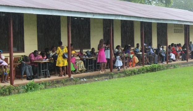 Some guests seek shelter from the rain. Photo: Jefferson Krua